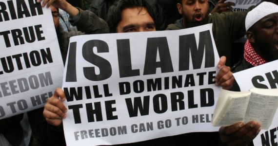 muslims-carrying-banners-declaring-islam-will-dominate-the-world-protest-at-the-visit-of-mr-wilders-to-the-uk-570x300